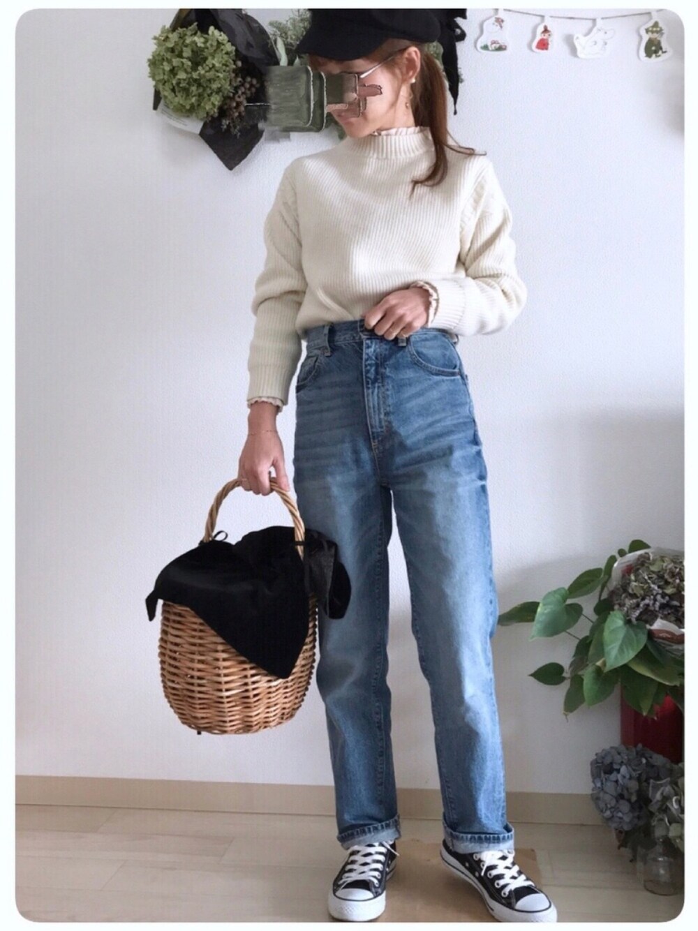 ブルー系のデニムパンツ、ホワイト系のニット/セーター、ホワイト系のシャツ/ブラウスを着用したレディースの冬コーディネートの1枚目の写真