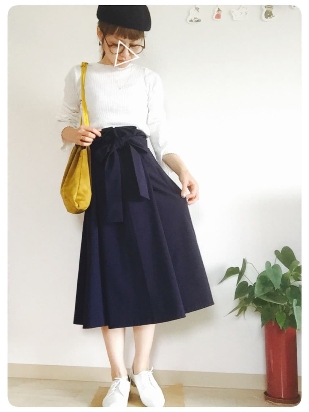 ホワイト系のTシャツ/カットソー、ブルー系のスカート、ホワイト系のシューズを着用したレディースの秋コーディネートの1枚目の写真