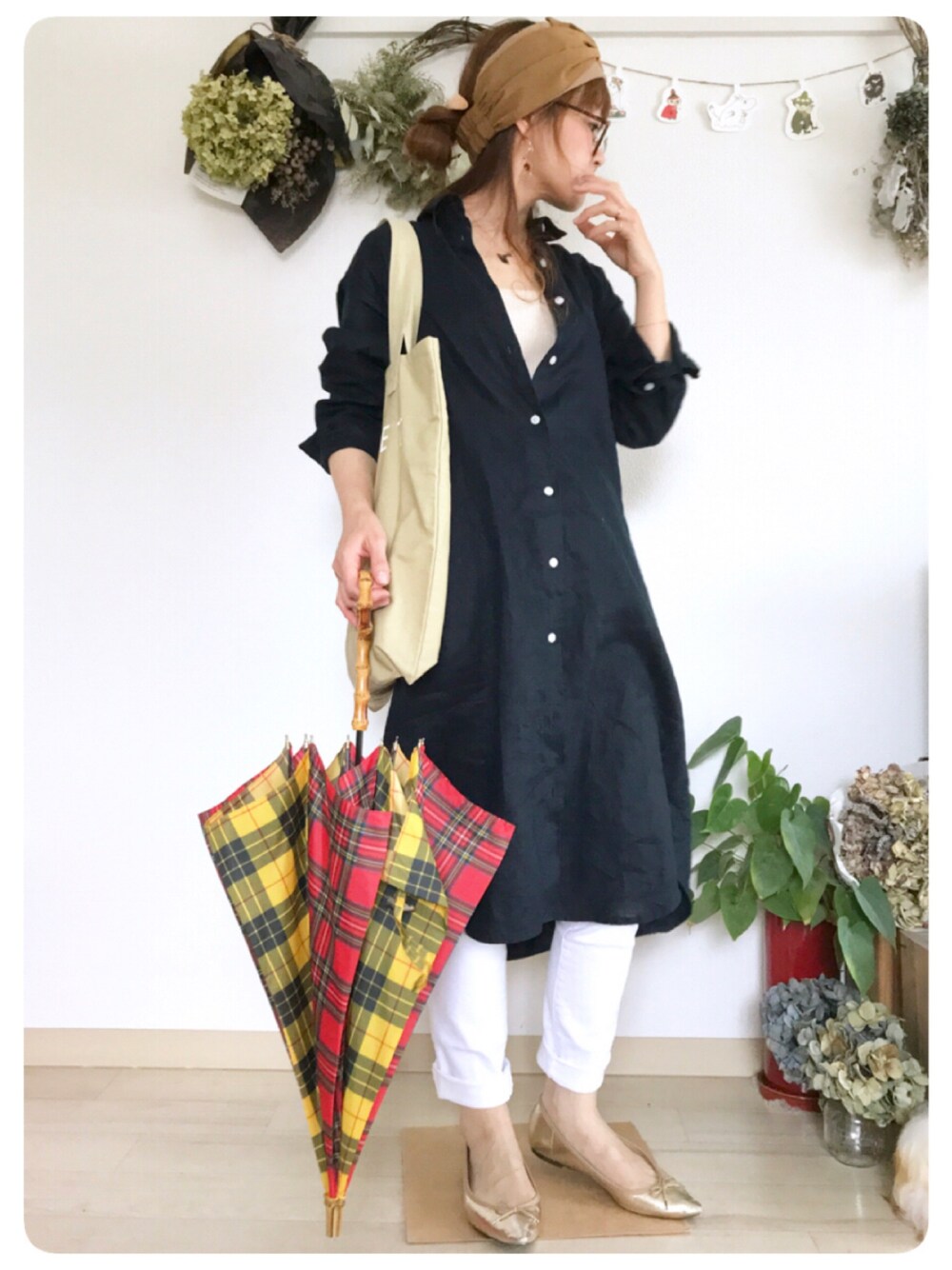 「シンプルコーデ、傘、リネン、雨の日コーデ、GU、シャツワンピ、スキニー、ヘアバンド、チェック、ターンチェック」｜「BEAMS BOYの【FUDGE 9月号掲載】BEAMS BOY / タータンチェック アンブレラ（長傘、レッド系）」を使った、tomoさん（レディース・153cm）の春コーディネートの1枚目の写真