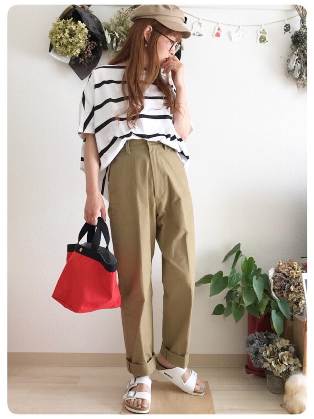 ホワイト系のTシャツ/カットソー、ベージュ系のチノパンツ、ホワイト系のサンダルを着用したレディースの夏コーディネートの1枚目の写真