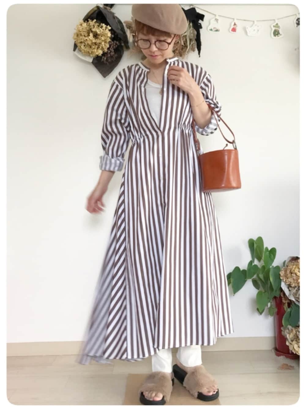 「秋服準備はじめました、秋コーデ、シンプル、秋色、ワントーンコーデ、ワンピース、低身長、ファーサンダル、ベレー帽、秋のブラウンスタイル」｜「ADAM ET ROPE'のシルバーリング　　ワンハンドルバック（ショルダーバッグ、イエロー系）」を使った、tomoさん（レディース・153cm）の秋コーディネートの1枚目の写真