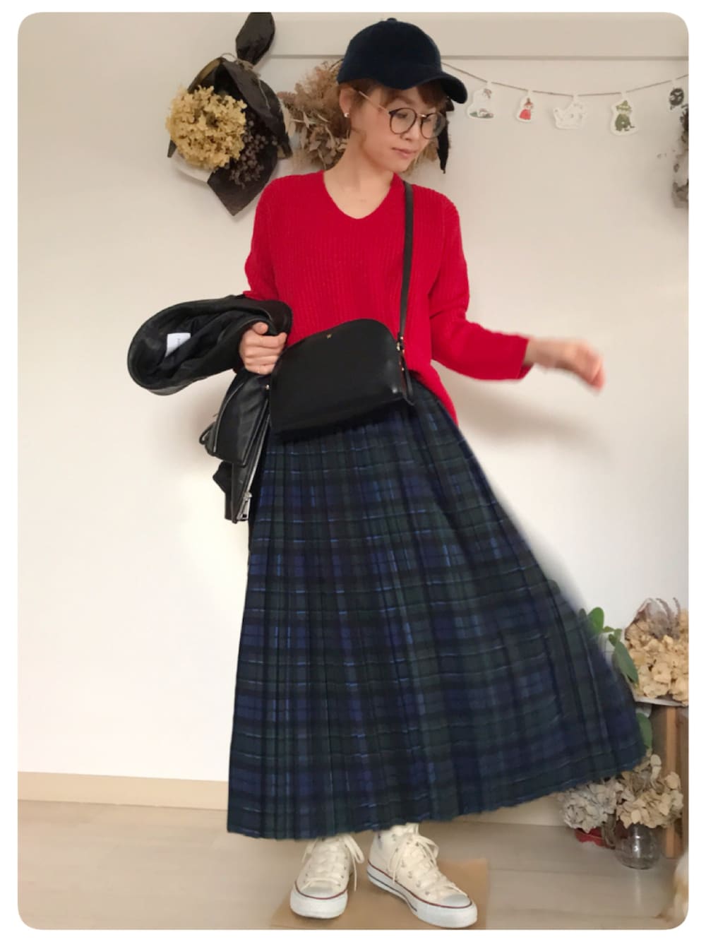 「アイラブCONVERSE、スニーカー、コンバース、きれいめカジュアル、チェック、ブーツ、ざっくりニット、Vネック、クリスマスカラー、チェックスカート」｜「IENAのチェックプリーツスカート◆（スカート、ブルー系）」を使った、tomoさん（レディース・153cm）の冬コーディネートの1枚目の写真