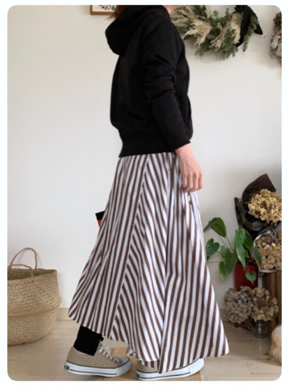 「プチプラコーデ、パーカー、アシメ、シャツワンピ、ロングスカート、低身長」｜「UNIQLOのリブレギンスパンツ(丈標準65～67cm）（レギンス/スパッツ、ブラック系）」を使った、tomoさん（レディース・153cm）の春コーディネートの1枚目の写真