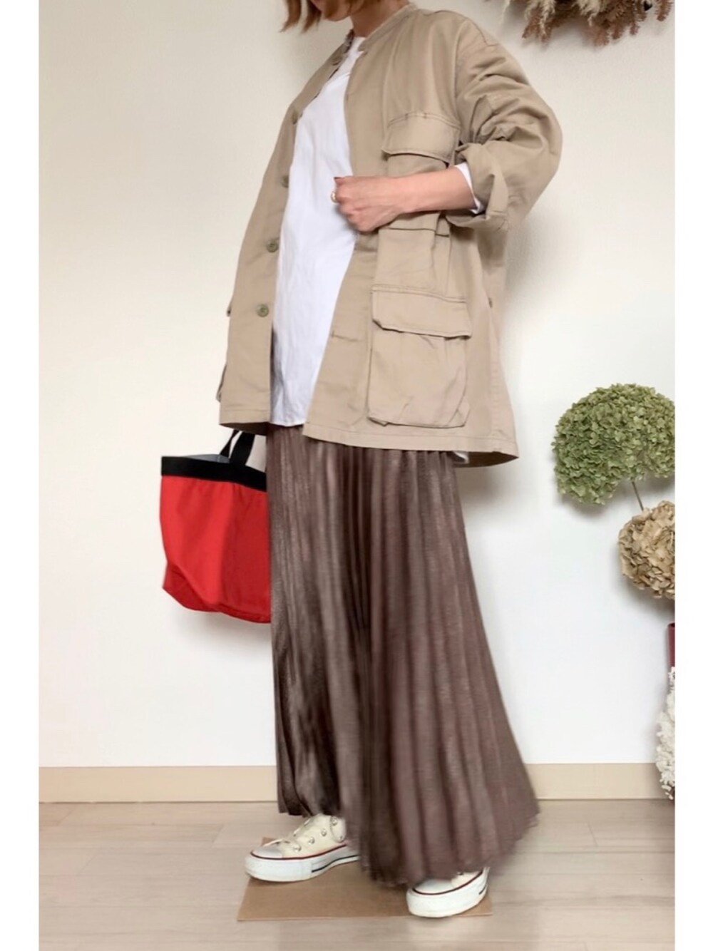 「シンプル、ブラウン色に染まれ、低身長コーデ、オーバーサイズ、ロングスカート、プリーツスカート、サテン、ロスコ、スタンドカラー、ミリタリージャケット」｜「SHIPSのROTHCO:ツイルB.D.Uクルーネックシャツ◆（ミリタリージャケット、ベージュ系）」を使った、tomoさん（レディース・153cm）の冬コーディネートの1枚目の写真