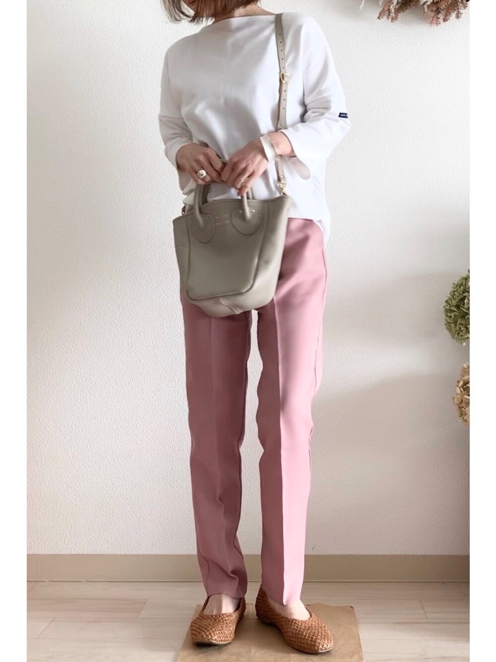 「GU、カラーパンツ、ピンク、ピンクパンツ、セントジェームス、春コーデ」｜「DHOLICのスリムスラックスパンツ（スラックス、ピンク系）」を使った、tomoさん（レディース・153cm）の春コーディネートの1枚目の写真