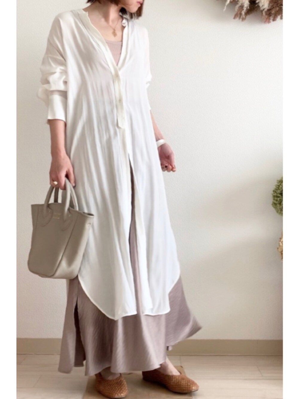 「おうちファッション、シャツワンピ、サテンスカート、レイヤードスタイル、バレエシューズ、低身長コーデ、淡色コーデ」｜「GUのアイテム（シューズ、ブラウン系）」を使った、tomoさん（レディース・153cm）の春コーディネートの1枚目の写真