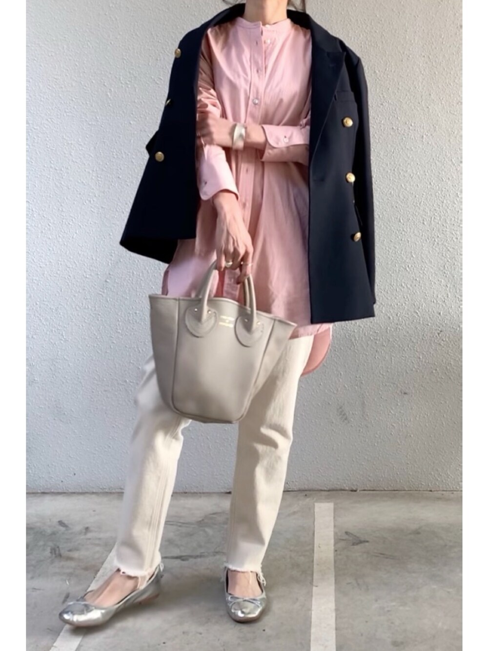 ブルー系のテーラードジャケット、その他のパンツ、オレンジ系のシャツ/ブラウスを着用したレディースの春コーディネートの1枚目の写真