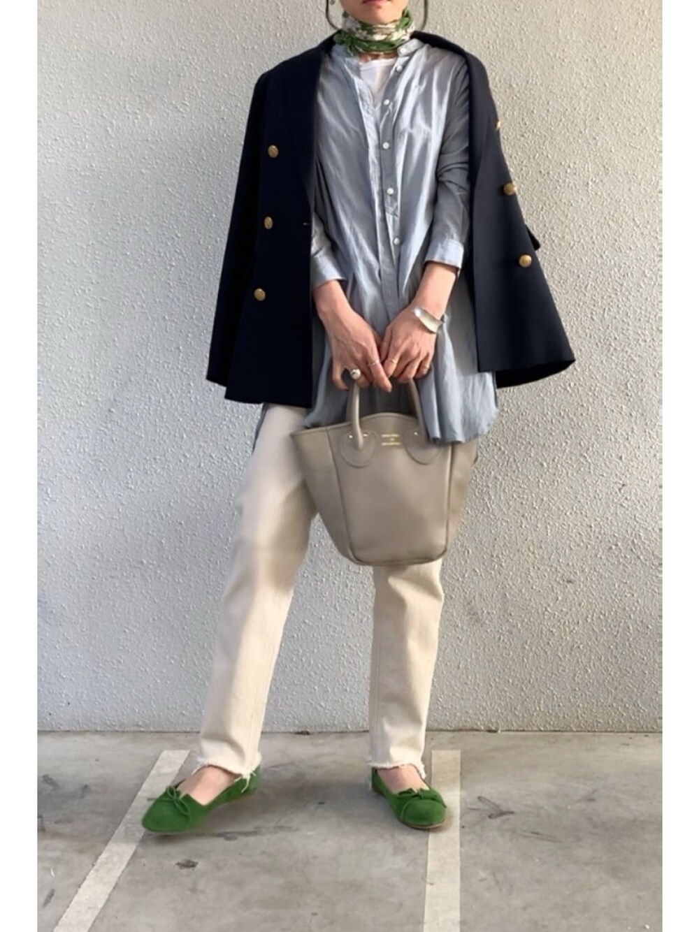 ブルー系のテーラードジャケット、その他のパンツ、グリーン系のその他シューズを着用したレディースの春コーディネートの1枚目の写真