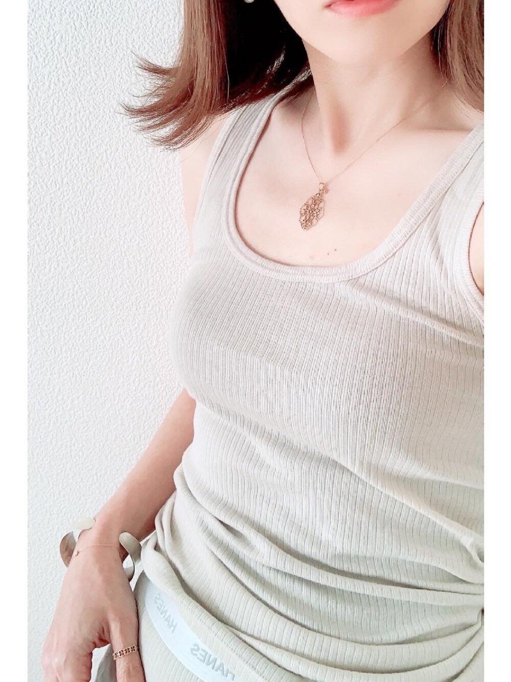 「ルームウェア、ヘインズ、リブタンクトップ、セットアップ」｜「HANESの【Hanes/ヘインズ】オーガニックコットンリブタンク・パンツセット（ルームウェア/パジャマ、ベージュ系）」を使った、tomoさん（レディース・153cm）の春コーディネートの1枚目の写真