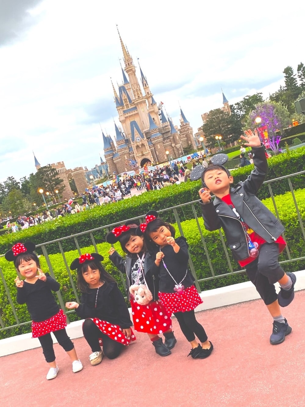 「TDL、ディズニーコーデ、ミニーコーデ、ミッキーコーデ、ディズニーランド、西松屋」｜「西松屋のアイテム（スカート、レッド系）」を使った、sastabyさん（キッズ・100cm）の秋コーディネートの1枚目の写真