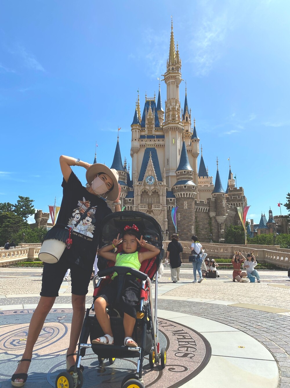 「Desney、ディズニーコーデ」｜「AYAKOのアイテム（ショルダーバッグ、ホワイト系）」を使った、sastabyさん（レディース・152cm）の秋コーディネートの1枚目の写真