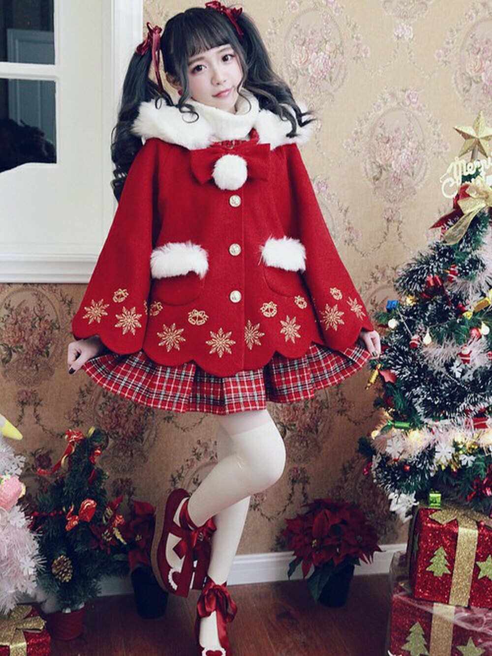 レッド系のポンチョ、レッド系のワンピースを着用したレディースの冬コーディネートの1枚目の写真