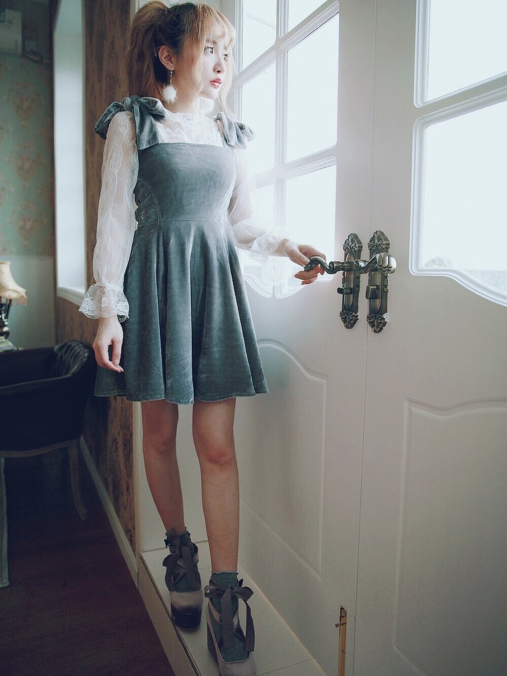 ホワイト系のシャツ/ブラウス、グレー系のワンピースを着用したレディースの冬コーディネートの1枚目の写真