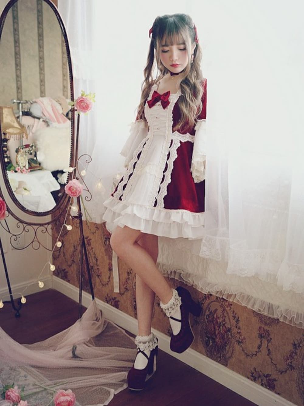 レッド系のドレスを着用したレディースの春コーディネートの1枚目の写真