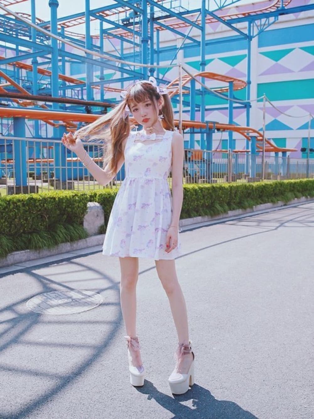 ホワイト系のワンピースを着用したレディースの夏コーディネートの1枚目の写真