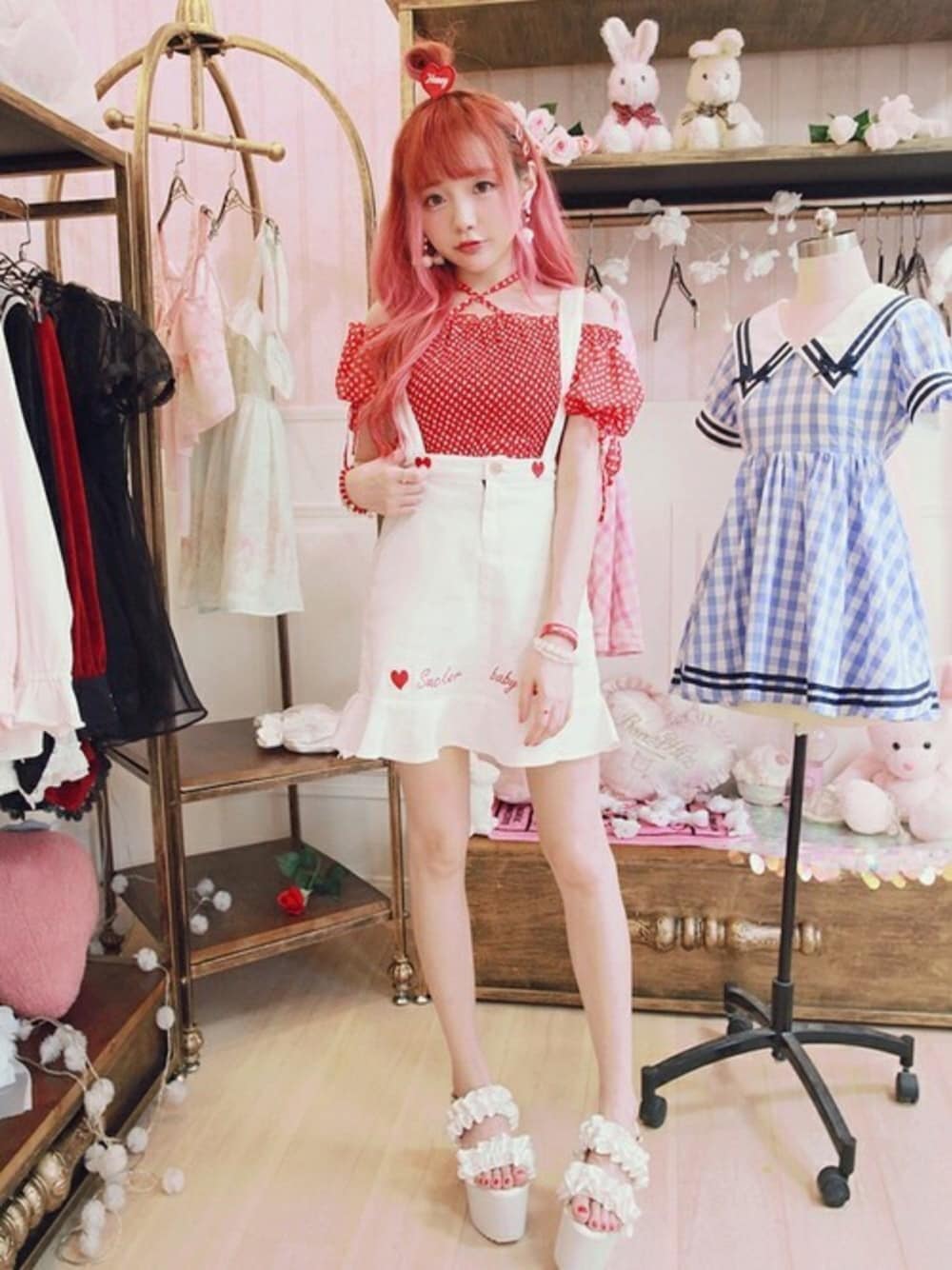 レッド系のTシャツ/カットソー、ホワイト系のデニムスカート、ホワイト系のサンダルを着用したレディースの夏コーディネートの1枚目の写真