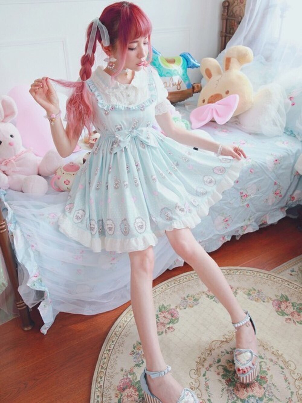 ブルー系のワンピースを着用したレディースの夏コーディネートの1枚目の写真