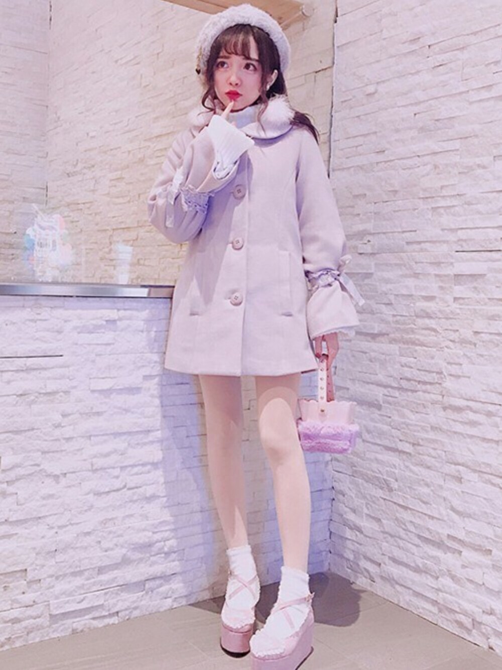 パープル系のチェスターコートを着用したレディースの冬コーディネートの1枚目の写真