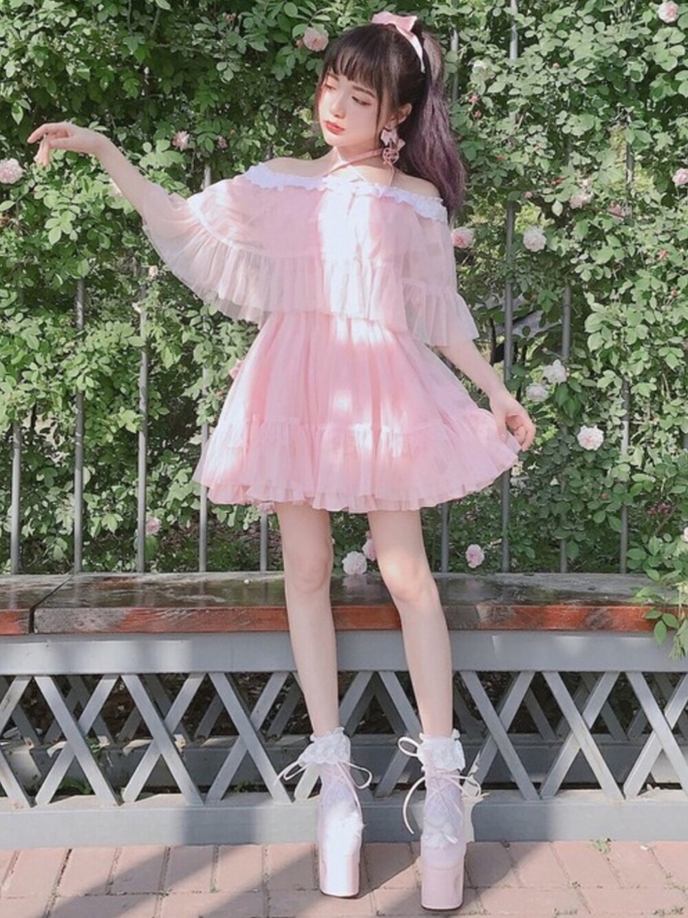 ピンク系のワンピース、ピンク系のその他を着用したレディースの春コーディネートの1枚目の写真