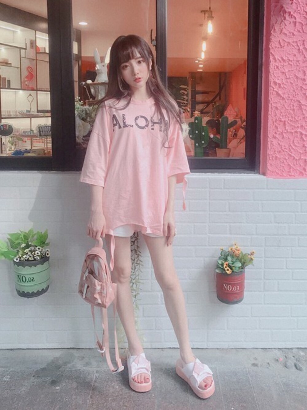 ピンク系のTシャツ/カットソー、ピンク系のその他、ピンク系のその他を着用したレディースの夏コーディネートの1枚目の写真