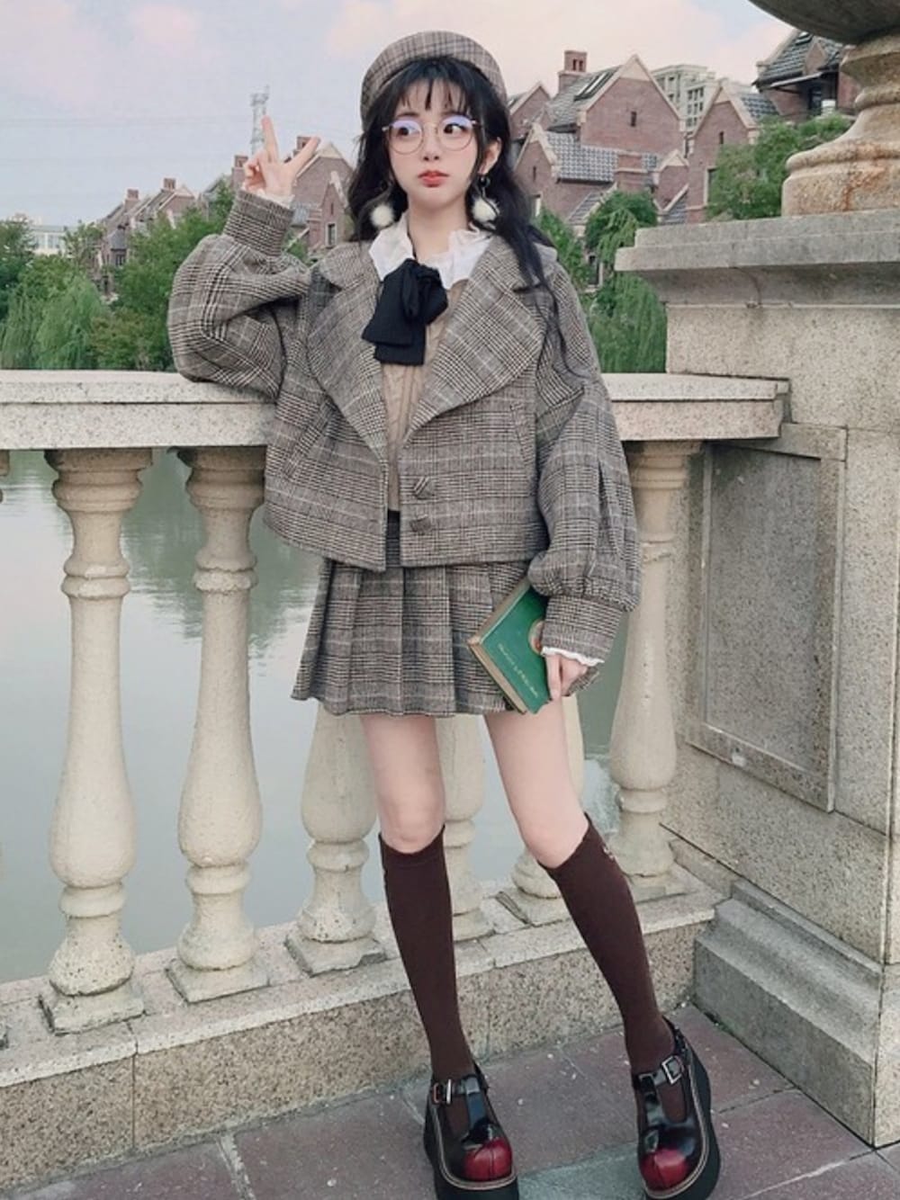 ブラウン系のピーコート、ホワイト系のシャツ/ブラウス、ブラウン系のニット/セーターを着用したレディースの秋コーディネートの1枚目の写真