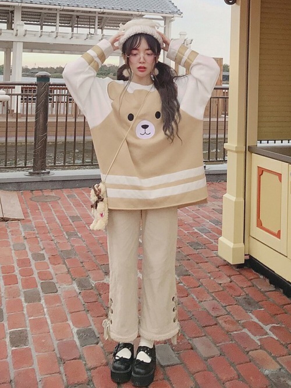 「ベージュ、コーデュロイパンツ、ワイドパンツ、ベージュパンツ、ベージュコーデ、Bobon21、秋冬コーデ、ボボンニジュウイチ、オーバーサイズ、ootd」｜「Bobon21のビッグKUMAスウェットトップス-全２色-（スウェット、ブラウン系）」を使った、Bobon21さん（レディース・155cm）の秋コーディネートの1枚目の写真