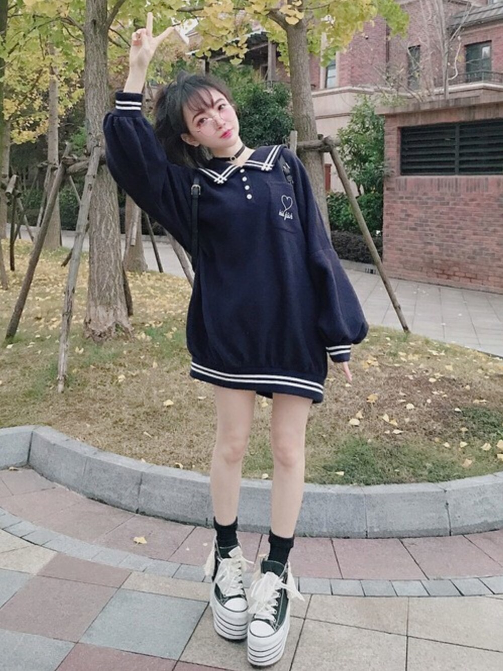 ブルー系のシャツ/ブラウスを着用したレディースの秋コーディネートの1枚目の写真