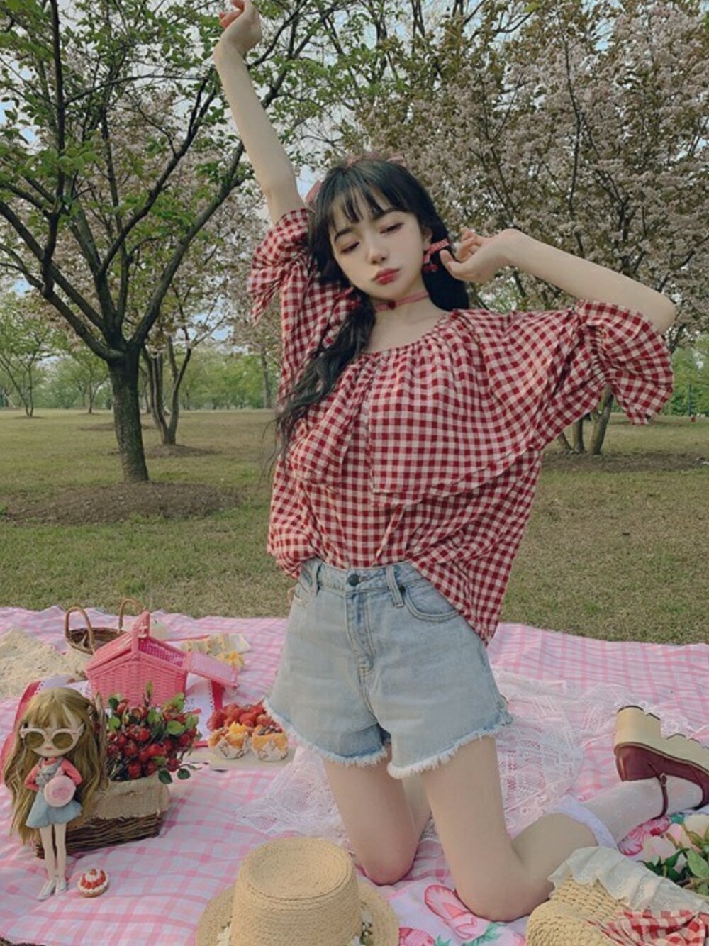 レッド系のシャツ/ブラウス、ブルー系のデニムパンツを着用したレディースの春コーディネートの1枚目の写真