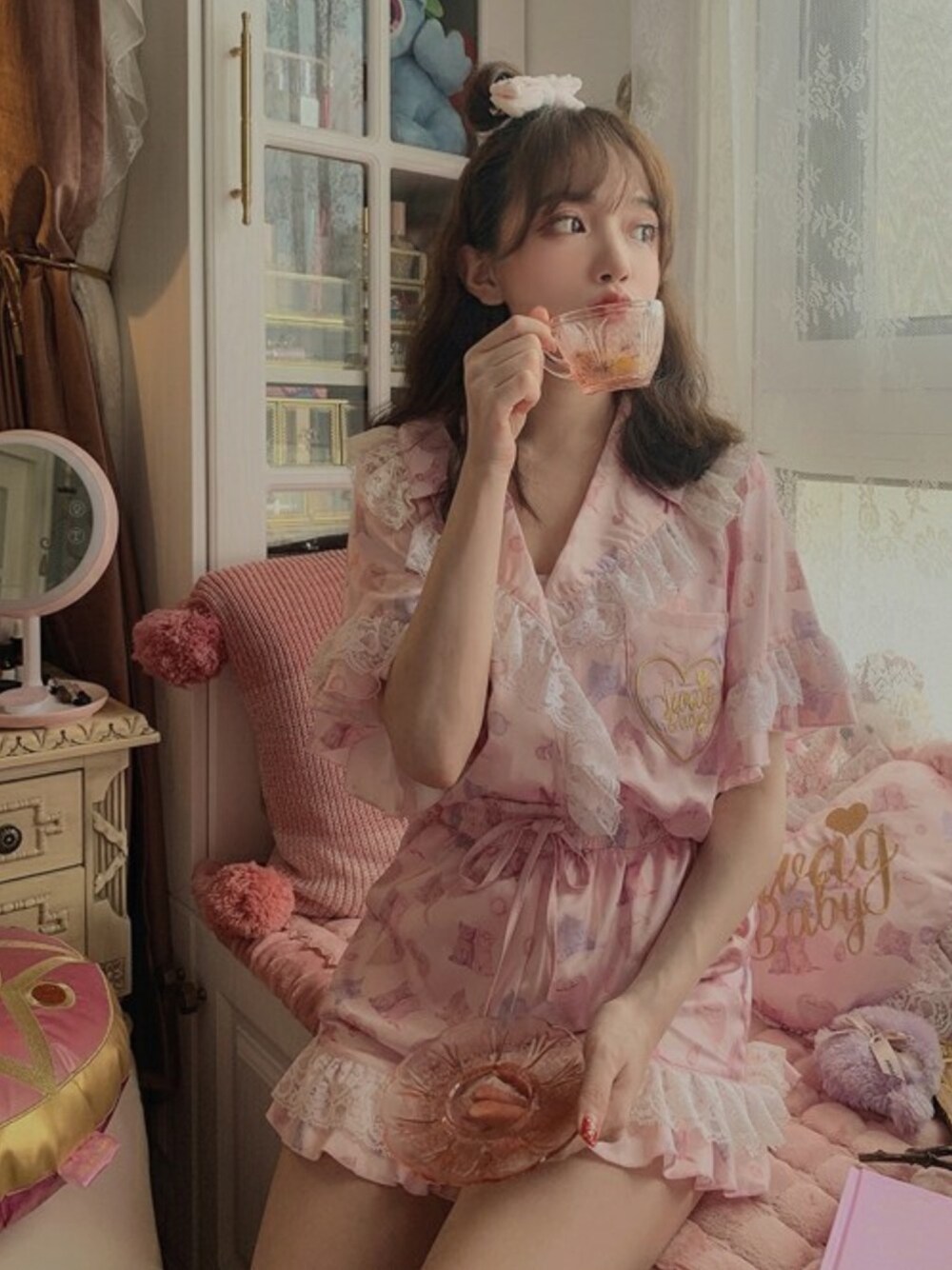 ピンク系のルームウェア/パジャマを着用したレディースの夏コーディネートの1枚目の写真
