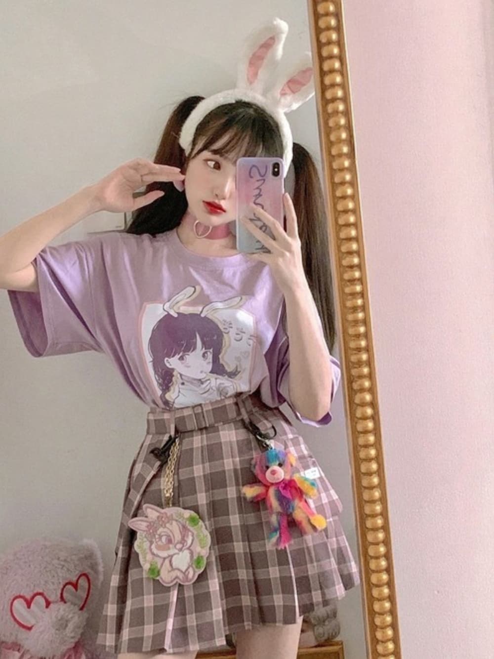 パープル系のTシャツ/カットソー、パープル系のスカートを着用したレディースの春コーディネートの1枚目の写真