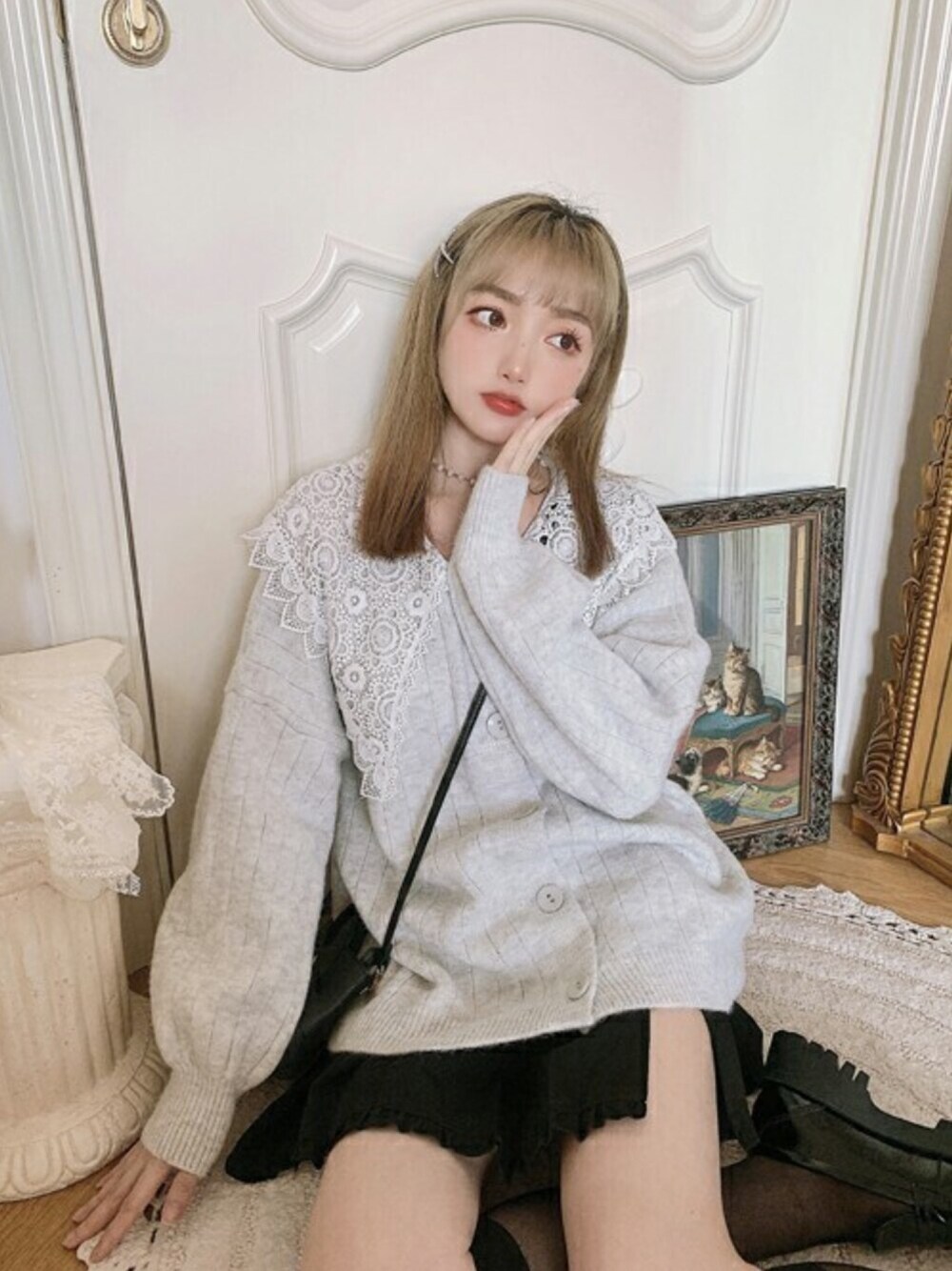 グレー系のカーディガン/ボレロを着用したレディースの秋コーディネートの1枚目の写真