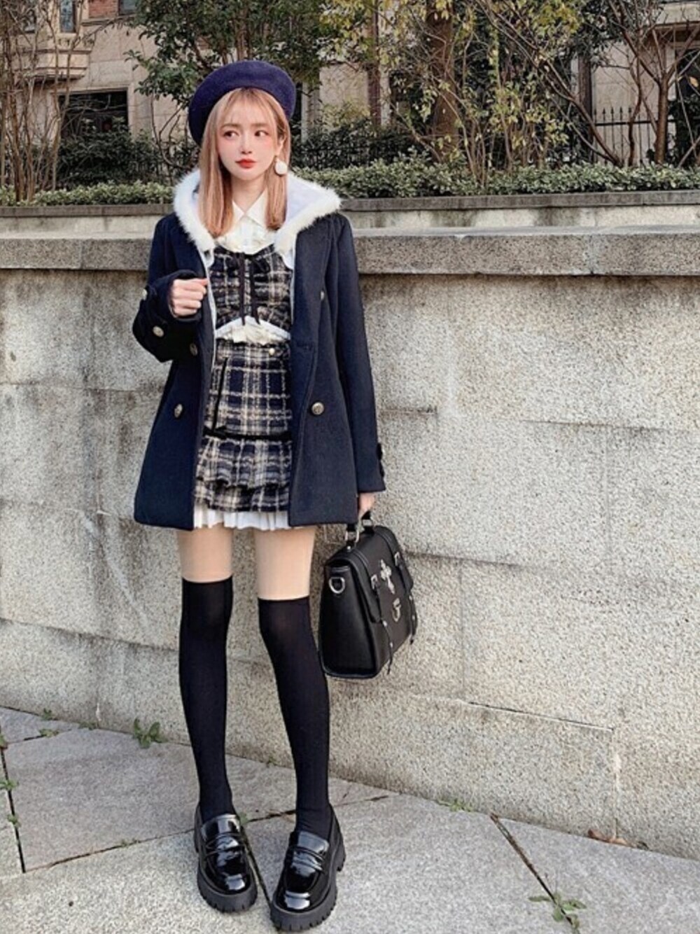 ブルー系のピーコート、ホワイト系のシャツ/ブラウス、ブラック系のキャミソールを着用したレディースの冬コーディネートの1枚目の写真