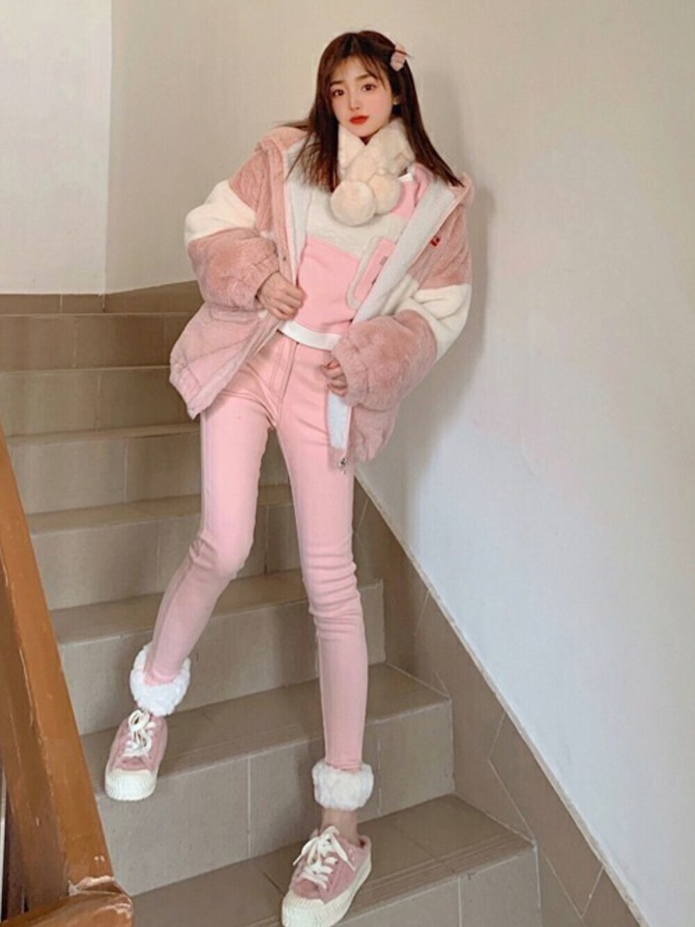 ピンク系のブルゾン、ピンク系のスウェット、ピンク系のデニムパンツを着用したレディースの冬コーディネートの1枚目の写真