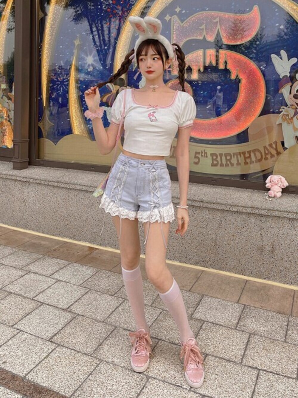 「ロゴT、Tシャツ、ショーパン、春夏コーデ、Bobon21、チビT、ボボンニジュウイチ」｜「Bobon21のリボンうさぎ刺しゅう入りチビTシャツ（Tシャツ/カットソー、ホワイト系）」を使った、Bobon21さん（レディース・155cm）の春コーディネートの1枚目の写真