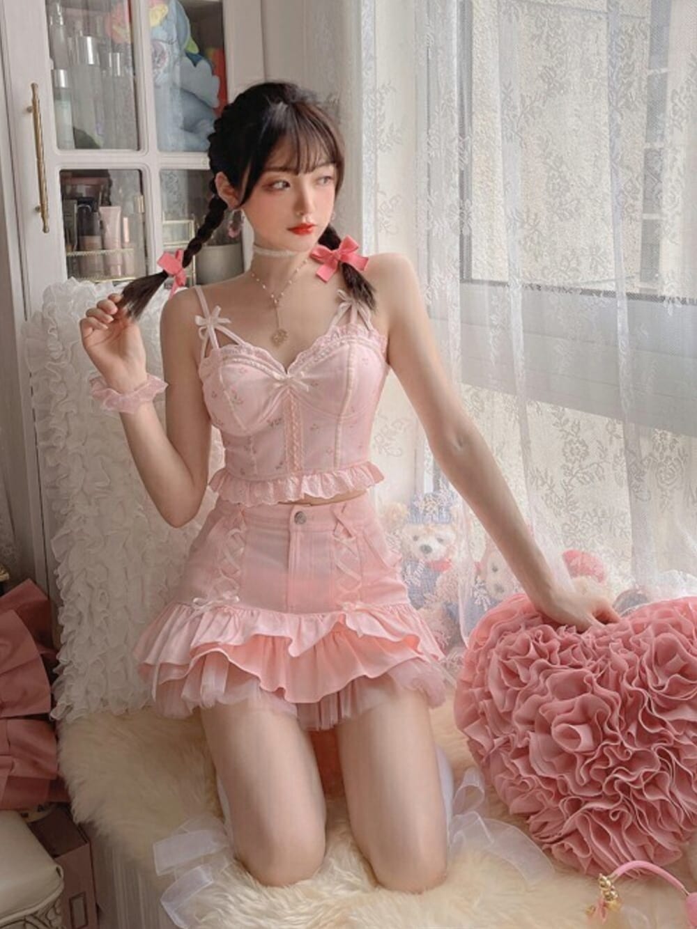 ピンク系のキャミソール、ピンク系のデニムスカートを着用したレディースの春コーディネートの1枚目の写真