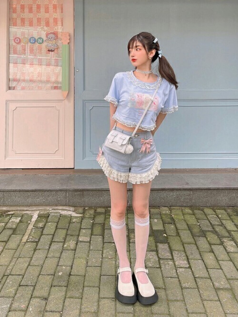 ブルー系のTシャツ/カットソー、ブルー系のデニムパンツを着用したレディースの夏コーディネートの1枚目の写真