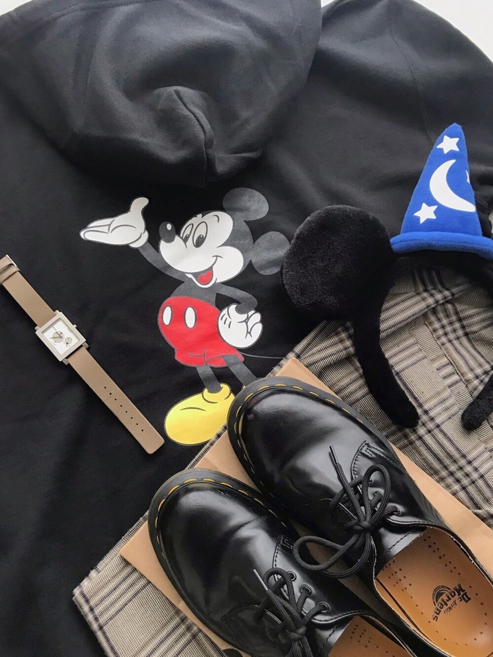 「ディズニー、ディズニーコーデ、ミッキー、シンプル、シンプルコーデ、チェックパンツ、パーカー、きれいめカジュアル、カジュアル、ゆるコーデ」｜「Dr. MartensのDr.Martens ドクターマーチン 1461Z 3EYE GIBSON SHOE 3ホール ギブソン シューズ 11838002 BLACK（ブーツ、ブラック系）」を使った、Su-eさん（レディース・158cm）の春コーディネートの1枚目の写真