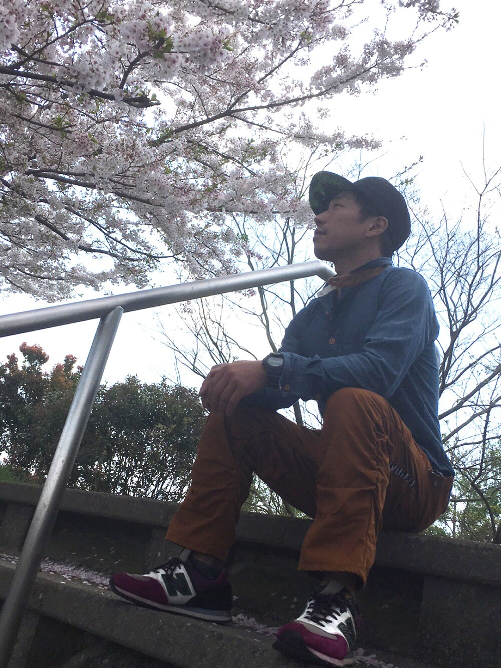 「シャツスタイル、散歩、桜、春、湘南」｜「NEW ERAのアイテム（キャップ、ブラック系）」を使った、cuskさん（メンズ・163cm）の春コーディネートの1枚目の写真