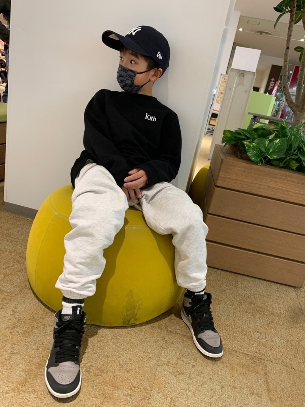 「スニーカー、キッズコーデ、キッズファッション、シンプルコーデ」｜「KITHのアイテム（スウェットパンツ、グレー系）」を使った、kazu miyaguchiさん（メンズ・140cm）の夏コーディネートの1枚目の写真