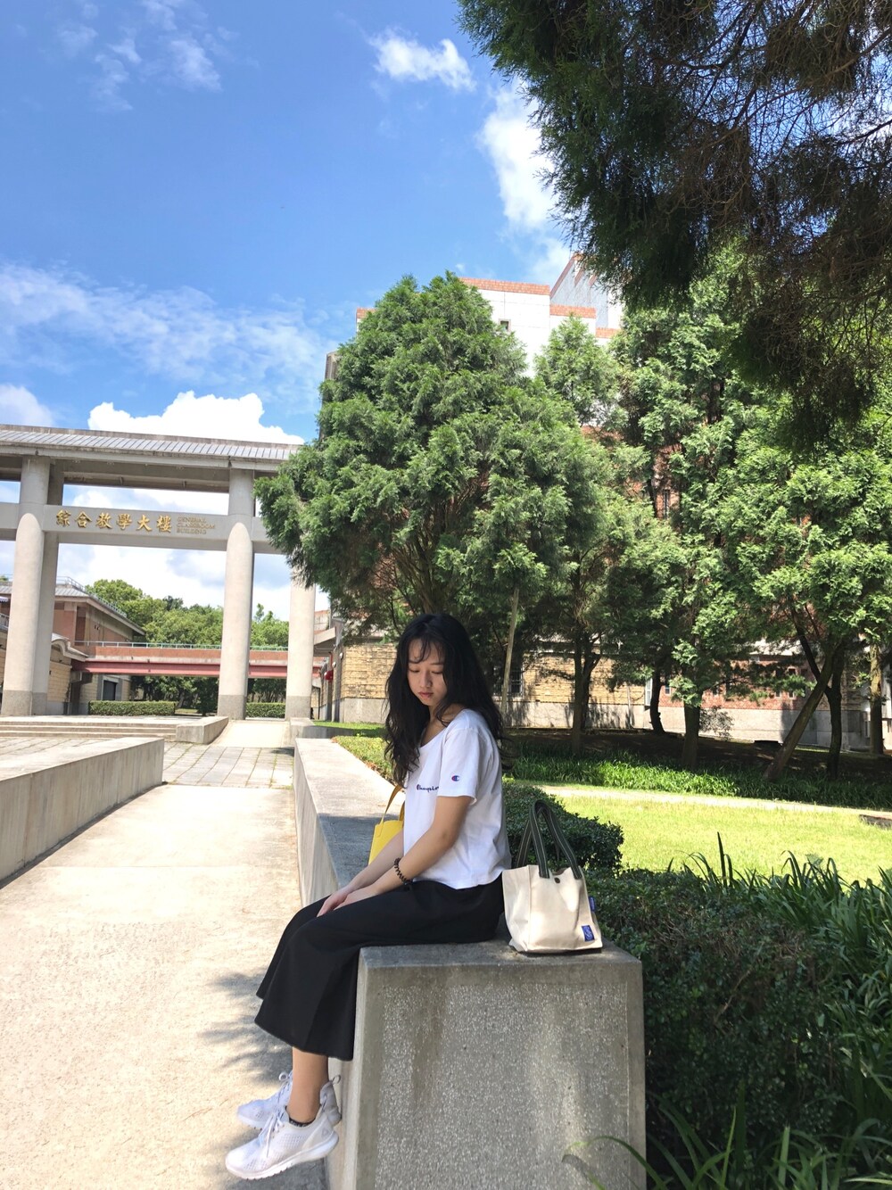 「Championのアイテム（Tシャツ/カットソー、ホワイト系）」を使った、Arielさん（レディース・157cm）の秋コーディネートの1枚目の写真