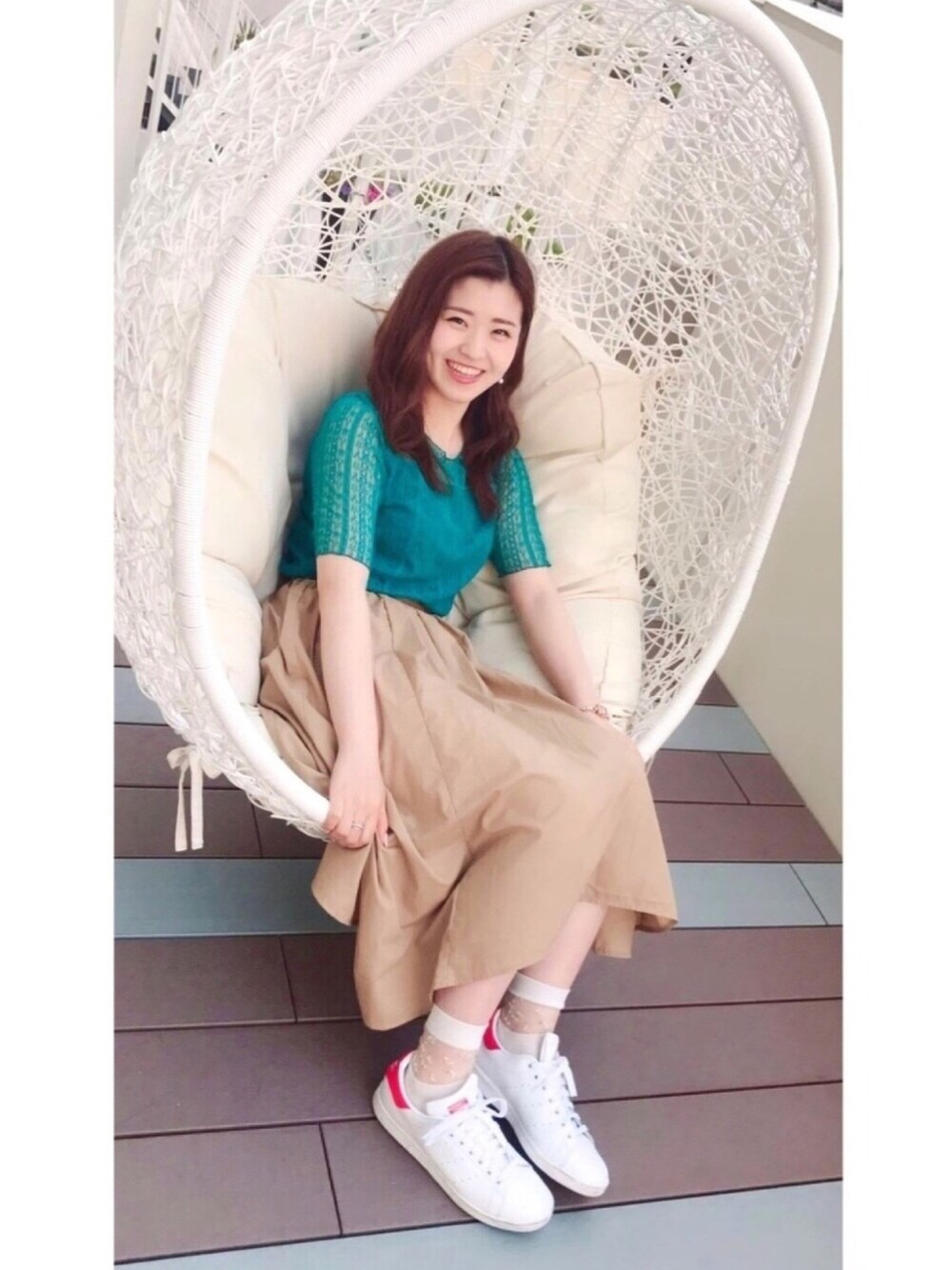 ブルー系のTシャツ/カットソー、ベージュ系のスカート、ホワイト系のスニーカーを着用したレディースの夏コーディネートの1枚目の写真
