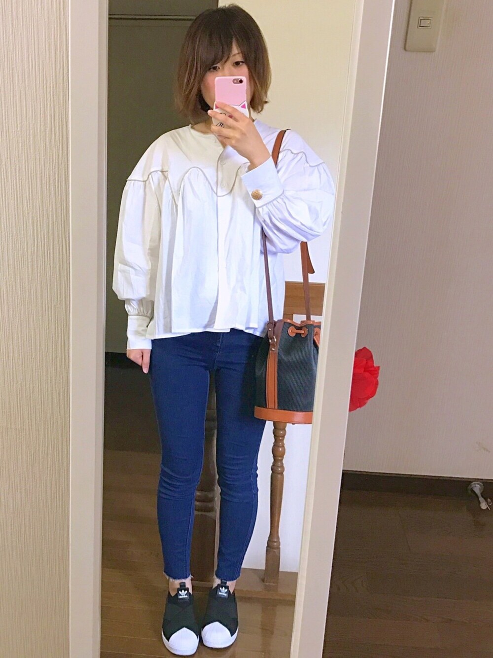 「春コーデ、デニム、ootd、プチプラ、シンプルコーデ、白シャツ、スニーカー、春、アディダス、カジュアル」｜「select MOCAのふんわりボリューム立体フレアシルエットバルーンスリーブパイピング切替飾りボタン袖コン長袖ブラウス（シャツ/ブラウス、ホワイト系）」を使った、emii☺︎さん（レディース・157cm）の春コーディネートの1枚目の写真