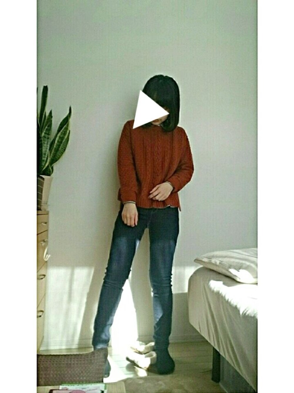 「ニット、デニム、オフコーデ、休日スタイル、おかいもの」｜「UNIQLOのアイテム（デニムパンツ、ブルー系）」を使った、ゆんさん（レディース・160cm）の冬コーディネートの1枚目の写真