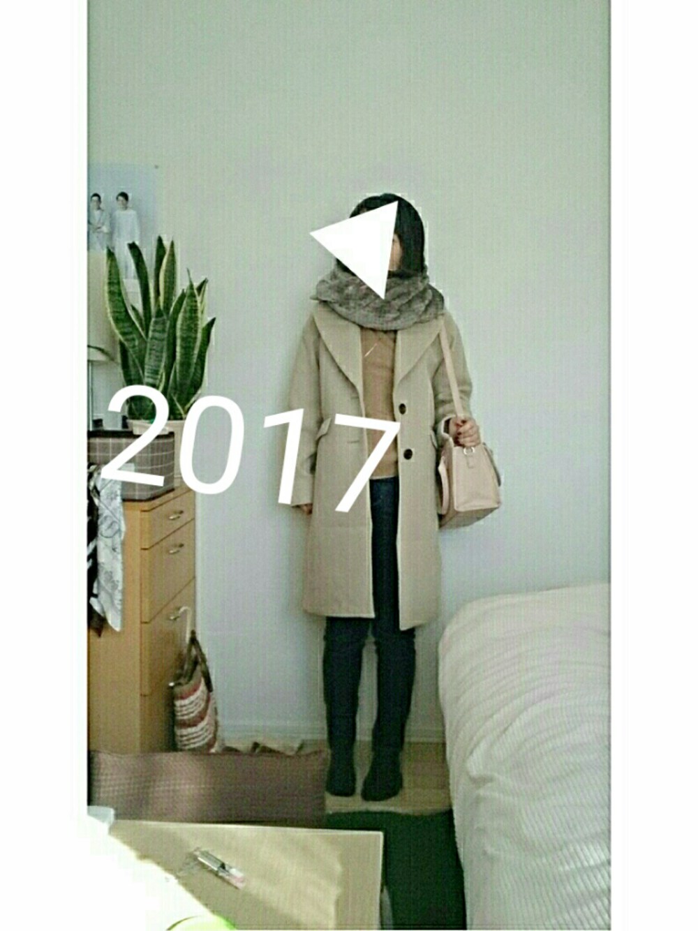 ベージュ系のチェスターコート、ブラウン系のニット/セーター、ブルー系のデニムパンツを着用したレディースの冬コーディネートの1枚目の写真