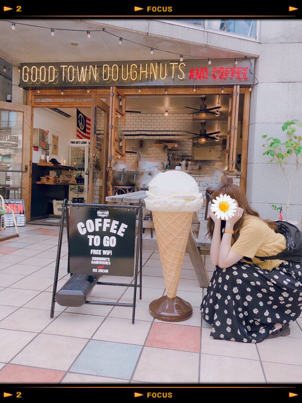 「GU、黄色シャツ、ニコアンド、花柄スカート、ロングスカート、ミルクフェド、ボディバッグ、高身長女子、カフェ、夏コーデ」｜「niko and...のアイテム（スカート、ブラック系）」を使った、saki✌︎さん（レディース・167cm）の春コーディネートの1枚目の写真