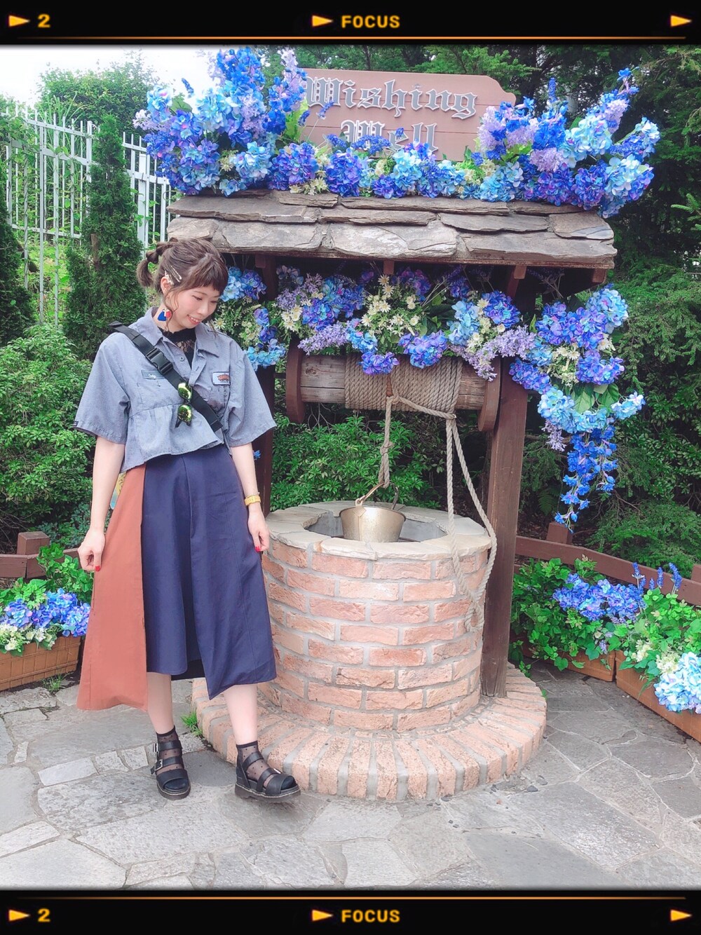 「古着、古着MIX、古着リメイク、サンダルに靴下、たまねぎヘアー、シャツスタイル、マーチン風サンダル、ツートンカラー、スカート、遊園地」｜「archivesの配色アシメ切替スカート（スカート、ブルー系）」を使った、saki✌︎さん（レディース・168cm）の夏コーディネートの1枚目の写真