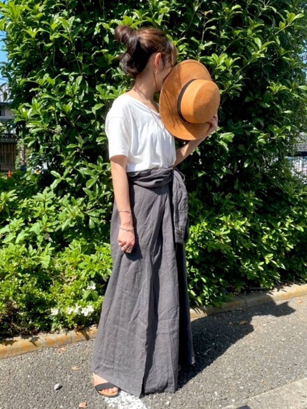 「シンプル、シャツワンピース、大人カジュアル、リネン、リラックススタイル、夏コーデ、白Tシャツ、Rouge vif la cle(Rouge vif la cle)、お洒落さんとつながりたい、スタッフセンバツ」｜「Rouge vifのドレープTシャツ（Tシャツ/カットソー、ホワイト系）」を使った、もっちさん（レディース・156cm）の春コーディネートの1枚目の写真