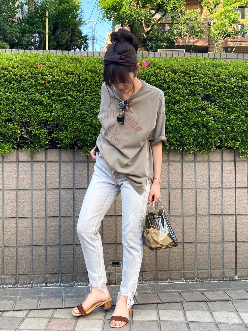 「デニム、Tシャツ、大人カジュアル、リラックススタイル、夏コーデ、ラクチンコーデ、クリアバッグ、Rouge vif la cle(Rouge vif la cle)、おしゃれさんと繋がりたい、upper hights」｜「REMI RELIEFの【REMI RELIEF/レミレリーフ】別注ロゴプリントTシャツ（Tシャツ/カットソー、ブラウン系）」を使った、もっちさん（レディース・156cm）の春コーディネートの1枚目の写真