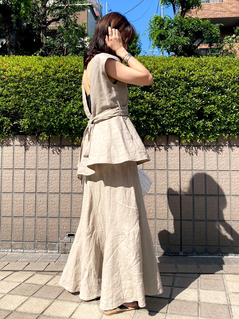 「ベージュ、マキシスカート、SET UP、リラックススタイル、夏コーデ、リネンスカート、Rouge vif la cle(Rouge vif la cle)、オトナカジュアル、リネンブラウス、お洒落さんとつながりたい」｜「Rouge vifの麻製品染ウエストリボンブラウス（シャツ/ブラウス、ベージュ系）」を使った、もっちさん（レディース・156cm）の春コーディネートの1枚目の写真