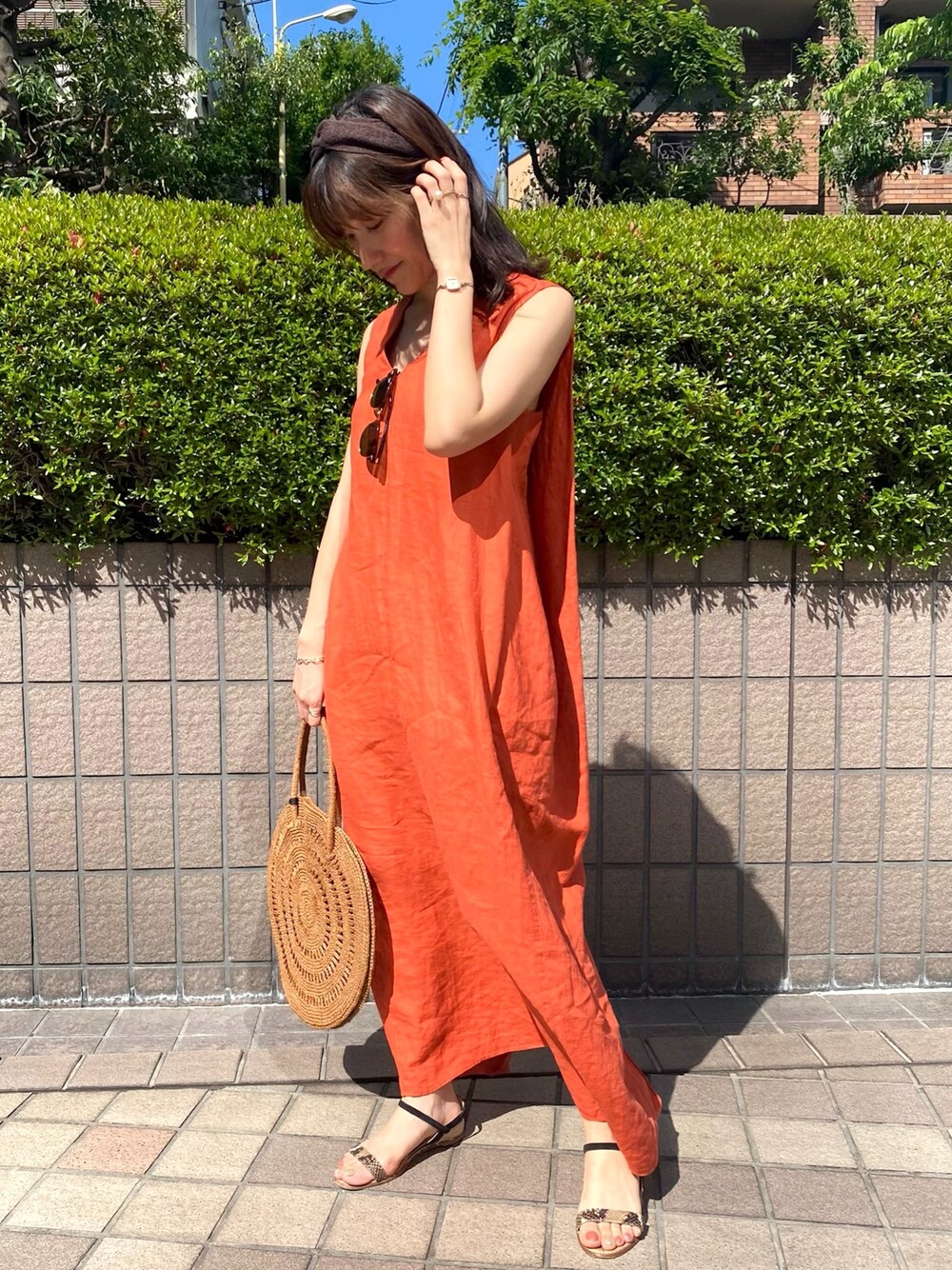 「ワンピース、シンプル、オレンジ、大人カジュアル、きれいめカジュアル、リラックススタイル、夏コーデ、リネンワンピース、お洒落さんとつながりたい、Rougevif」｜「Rouge vifの麻製品染Vネックワンピース（ワンピース、オレンジ系）」を使った、もっちさん（レディース・156cm）の春コーディネートの1枚目の写真